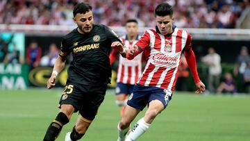 Al inicio del juego entre el Guadalajara y Toluca, los rojiblancos en las gradas se fueron sobre Vega. El jugador no se inmutó en hacerles un ademán.