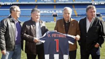 EMOCIONADO. Quique Hern&aacute;ndez, entrenador del H&eacute;rcules, Botella, vicepresidente, Pedro Ferr&aacute;ndiz y Paredes, ayer en el homenaje.