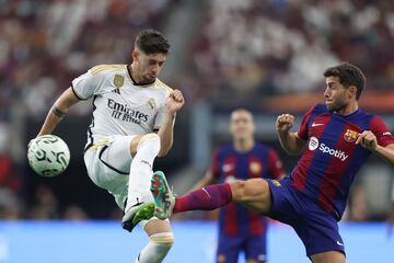 Fede Valverde y Sergi Roberto en la disputa por un balón.