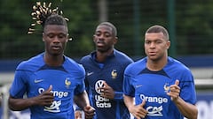 Camavinga, junto a Mbappé y Dembélé, en un entrenamiento con la selección francesa.