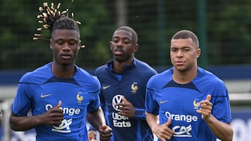 Camavinga, junto a Mbappé y Dembélé, en un entrenamiento con la selección francesa.
