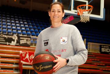 La exjugadora de baloncesto Anna Monta?ana es la primera mujer asistente de un equipo masculino de la ACB. En 2018, el Montakit Fuenlabrada hizo oficial su fichaje como asistente de N谷stor Garc赤a. Despu谷s, cruz車 el charco y se fue a Colombia a entrenar al Sabios de Manizales, convirti谷ndose en la segunda mujer en Colombia en dirigir un equipo masculino de Primera Divisi車n. Volvi車 a Espa?a y el pasado 8 de abril, el Valencia Basket anunci車 que Anna Monta?ana ser赤a la entrenadora ayudante de Mario L車pez.