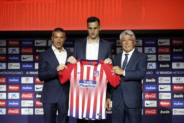 Presentación de Kalinic como nuevo jugador del Atlético de Madrid junto a Andrea Berta y Enrique Cerezo.