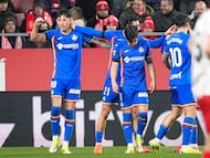 GIRONA, 26/01/2026.- El delantero argentino del Getafe Luis Vázquez (i) celebra su gol durante el partido de la jornada 21 de LaLiga entre el Girona FC y el Getafe CF, este lunes en el estadio municipal de Montilivi. EFE/David Borrat.