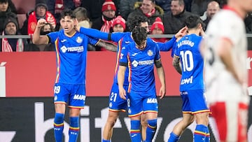 GIRONA, 26/01/2026.- El delantero argentino del Getafe Luis Vázquez (i) celebra su gol durante el partido de la jornada 21 de LaLiga entre el Girona FC y el Getafe CF, este lunes en el estadio municipal de Montilivi. EFE/David Borrat.
