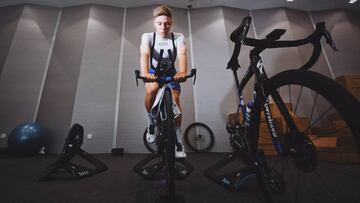 Remco Evenepoel hace rodillo durante un entrenamiento.