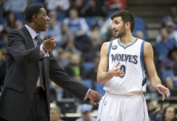 Ricky Rubio conversa con el técnico interino de los Timberwolves, Sam Mitchell.