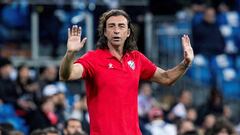 Jaime Ramos, segundo entrenador del Huesca, durante el partido contra el Real Madrid.