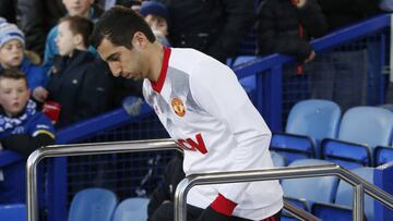 Henrikh Mkhitaryan sale a calentar a Goodison Park antes del partido contra el Everton.