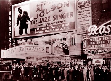 El 6 de octubre de 1927 se estrenado "The Jazz Singer" ("El cantante de jazz" o "El cantor de jazz") es el primer largometraje comercial con sonido sincronizado. Fue dirigida por Alan Crosland. "El cantante de jazz" fue la primera película parcialmente rodada con sonido y diálogos sincronizados, que utilizó el sistema sonoro Vitaphone (grabación de sonido sobre un disco). A partir de ese momento, el cine cambia de manera radical, aunque se siguieron produciendo películas silentes por directores que opinaban que el cine mudo se bastaba a sí mismo. Desde entonces, las comedias musicales se multiplicaron.