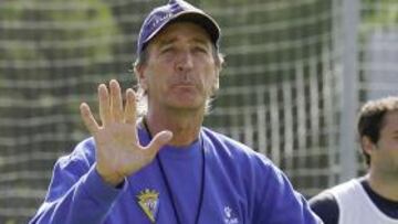 <b>MOLESO. </b>Luis Soler defendió ayer a la plantilla cadista.