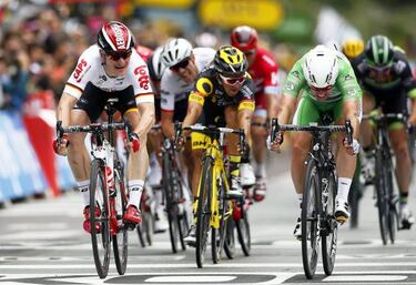 Cavendish out-dips Greipel in sprint finish to take stage three