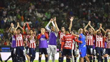 Jugadores de Chivas festejan con la afición después de un partido de liga.