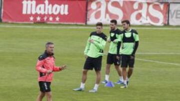 Fran Escribá (i) dirigiendo el entrenamiento del Getafe.