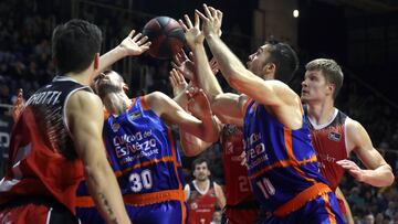 GRAF5128. FUENLABRADA, 07/12/2019.- El escolta argentino del Montakit Fuenlabrada Nicolás Richotti (i) y su compañero, el pívot lituano Egidijus Mockevicius (d) luchan por un rebote con el pívot estadounidense Mike Tobey (2d) y su compañero Joan Sastre (2i) del Valencia Basket durante el partido disputado este sábado entre ambos clubes de la duodécima jornada de la Liga Endesa. EFE/Kiko Huesca