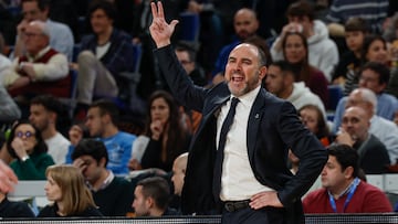 MADRID, 05/01/2024.- El entrenador del Real Madrid Chus Mateo da instrucciones a sus jugadores durante el encuentro correspondiente a la temporada regular de la Euroliga entre el Real Madrid y el Anadolu Efes disputado este viernes en el WiZink Center de Madrid. EFE/ Javier Lizón