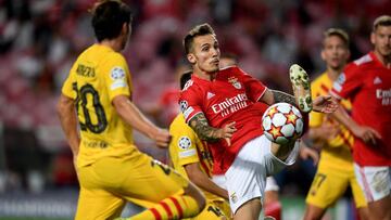 Grimaldo, ante el Barcelona.