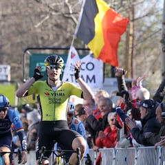 Kooij deja de nuevo sin victoria a Pedersen y Plapp conserva el liderato