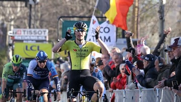 Olav Kooij celebra su triunfo en la 5ª etapa de París-Niza.