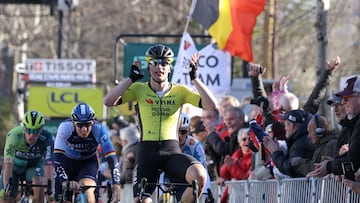 Olav Kooij celebra su triunfo en la 5ª etapa de París-Niza.