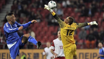 El portero polaco Grzegorz Sandomierski con su selecci&oacute;n ante Grecia
 