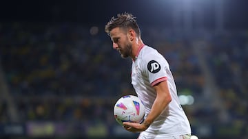 CADIZ, SPAIN - OCTOBER 28: Ivan Rakitic of Sevilla FC looks on during the LaLiga EA Sports match between Cadiz CF and Sevilla FC at Estadio Nuevo Mirandilla on October 28, 2023 in Cadiz, Spain. (Photo by Fran Santiago/Getty Images)