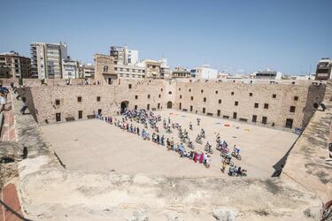 El Castillo-Fortaleza de Santa Pola, situado en la Plaza Glorieta y construido en el siglo XVI en estilo renacentista, se convirtió en punto de paso nada más darse la salida de la octava etapa de La Vuelta desde la localidad alicantina. La organización siempre intenta ofrecer localizaciones espectaculares que conjuguen con la carrera. 