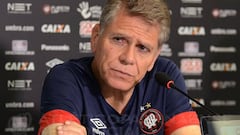 DT de Paranaense llamó a sus hinchas a "incomodar" a la UC