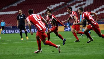 GRAF9187. MADRID, 27/10/2020.- El delantero portugu&eacute;s del Atl&eacute;tico de Madrid Joao Felix (c) celebra tras marcar el tercer gol ante el Salzburgo, durante el partido correspondiente a la fase de grupos de la Liga de Campeones disputado este ma