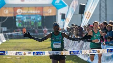 El atleta de origen burundés Thierry Ndikumewnayo celebra su victoria en el cross de Aranda.