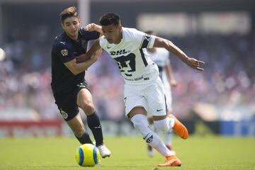 En el que parecía ser el duelo más atractivo de la jornada, Pumas y Chivas dieron uno de sus típicos empates 1-1 en el Olímpico Universitario. Capitalinos y tapatíos volvieron a dividir unidades, algo que no les sirve a ninguno de los dos. Los auriazules cayeron al quinto puesto de la tabla y perdieron sus aspiraciones al liderato mientras que los rojiblancos siguen siendo penúltimos de la clasificación previo al Clásico Nacional ante el América de la siguiente jornada. Aunque si de algo le sirve a los ‘chiva hermanos’, ‘El rebaño’ fue claro dominador del partido y pudo haber sacado un mejor resultado. 