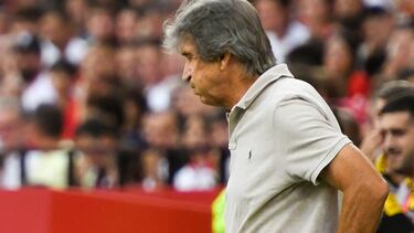 SEVILLA, 06/10/2024.- El entrenador del Betis Manuel Pellegrini durante el partido de la novena jornada de LaLiga que Sevilla FC y Real Betis disputan este domingo en el estadio Ramón Sánchez-Pizjuán, en Sevilla. EFE/Raúl Caro.