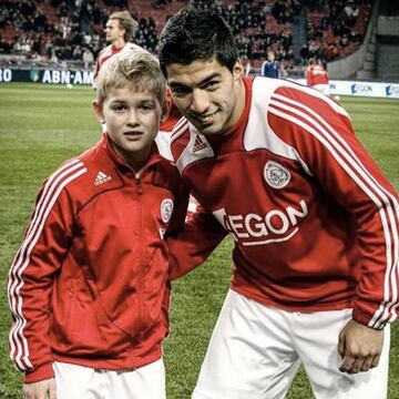 El central del Bayern, canterano del Ajax, se hizo una foto en 2010 con el goleador en aquella época del conjunto ajacied, Luis Suárez.