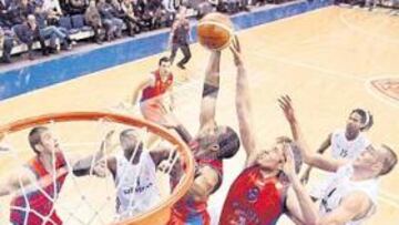 <b>LUCHA Y POCO MÁS. </b>El CSKA-Real Madrid fue malo, aunque el equipo ruso sacó mayor provecho.
