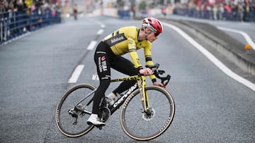Team Visma-Lease a Bike rider Jonas Vingegaard of Denmark takes a corner on the way to winning the Tour de France Saitama Criterium cycling race in Saitama on November 9, 2025. (Photo by GREG BAKER / AFP)