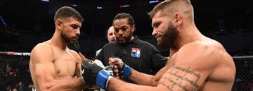 Yair Rodríguez y Jeremy Stephens chocan puños antes de su combate en el UFC México.