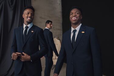 Militao, Courtois y Vinicius posan con el nuevo traje de viaje. 