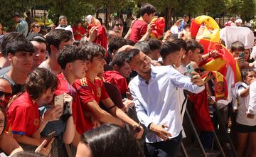 Joselu se hace un selfie sonriente junto a unos aficionados de Boadilla del Monte.


