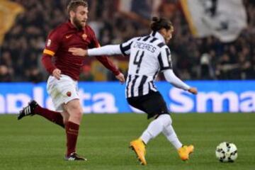 Daniele De Rossi presiona a Martin Caceres en el primer tiempo.