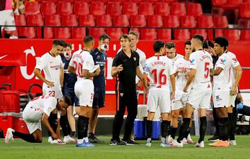 Julen Lopetegui dando instrucciones a sus jugadores en la pausa para la hidratación.