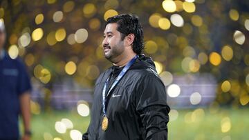 El Príncipe de Johor, Tunku Ismail, celebra un título de su equipo en Malasia.