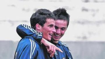 <b>EXTREMOS. </b>Juan Carlos y Sarabia celebran un gol.