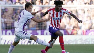 Real Valladolid's Turkish forward Enes Unal (L) tackles Atletico Madrid's Ghanaian midfielder Thomas Partey during the Spanish league football match between Real Valladolid FC and Club Atletico de Madrid at the Jose Zorilla stadium in Valladolid