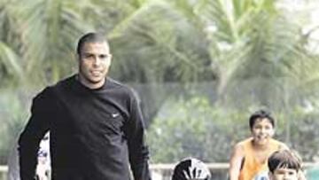 <b>ESTARÁ EN RÍO UNA SEMANA. </b>Ronaldo se paseó ayer por Barra de Tijuca con dos muletas y su pie vendado.