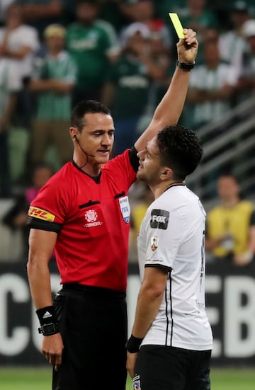 Soccer Football - Copa Libertadores - Palmeiras v Colo Colo - Allianz Parque, Sao Paulo, Brazil - October 3, 2018   Colo Colo's Matias Zaldivia is shown a yellow card by referee Wilmar Roldan         REUTERS/Paulo Whitaker