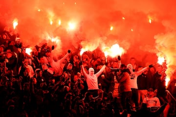 Mulittud de bengalas entre los ultras del Legia de Varsovia en su partido de 2021 de Europa League ante el Leicester.