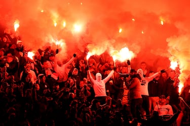 Mulittud de bengalas entre los ultras del Legia de Varsovia en su partido de 2021 de Europa League ante el Leicester.