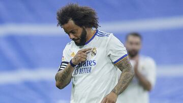 Marcelo se se&ntilde;ala el escudo del Real Madrid mientras era ovacionado por el Bernab&eacute;u al ser susituido en el partido de Liga contra el Granada.