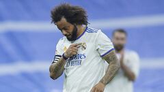 Marcelo se se&ntilde;ala el escudo del Real Madrid mientras era ovacionado por el Bernab&eacute;u al ser susituido en el partido de Liga contra el Granada.