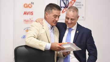 Manolo Cadenas recibe unos recuerdos por la parte de Blázquez.